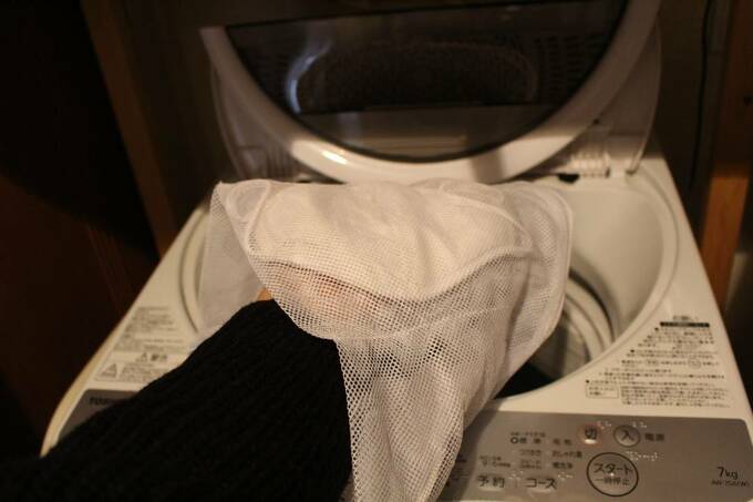 洗濯機に洗濯ネットを入れる様子