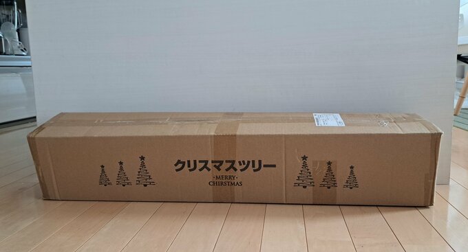 箱の中に眠るクリスマスツリー