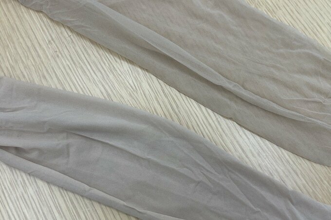 同じストッキングでも編み方によって透け感など差が出ます
