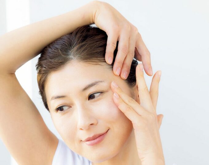 薬指小指でしわを伸ばす