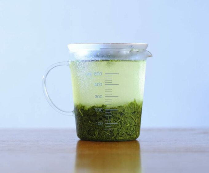 計量カップでお茶をいれる