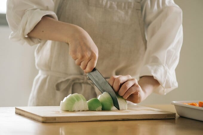 野菜を切る女性