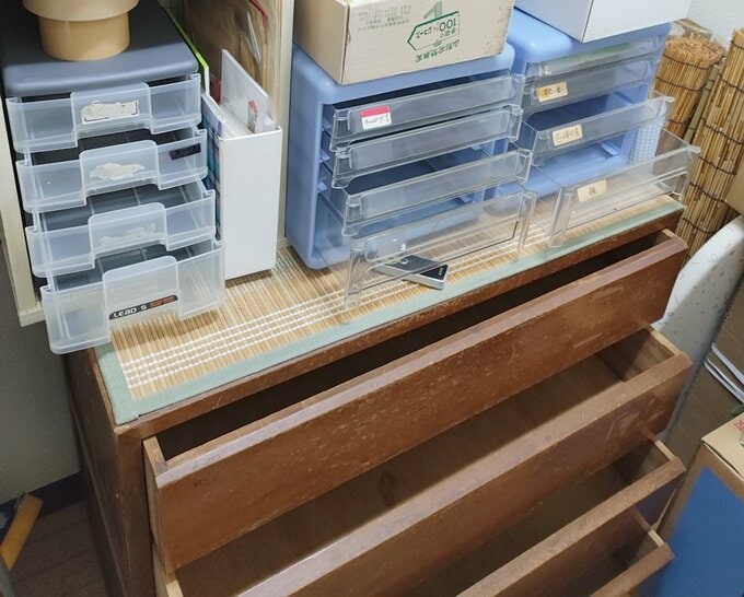 納戸にあったチェストは私が子どものときのもの。引出し中には昔のカーテンが