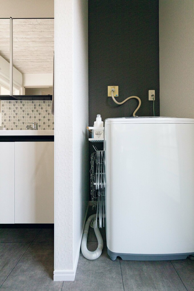 洗濯機の横にマグネット式の収納棚を設置