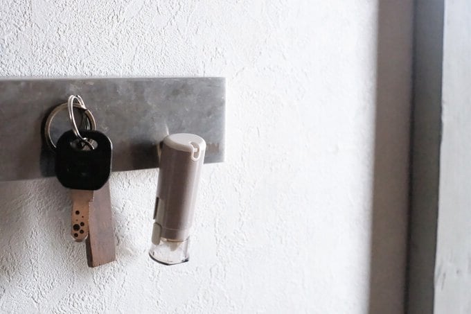 玄関に印鑑をマグネットで収納