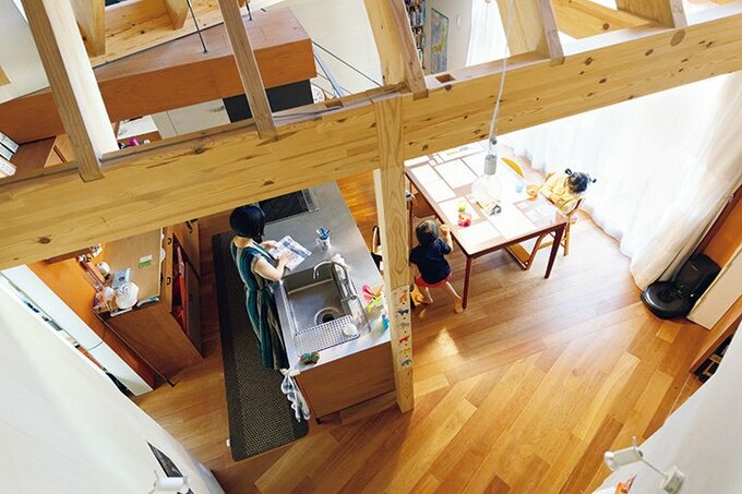 吹き抜けの梁が印象的なLDK