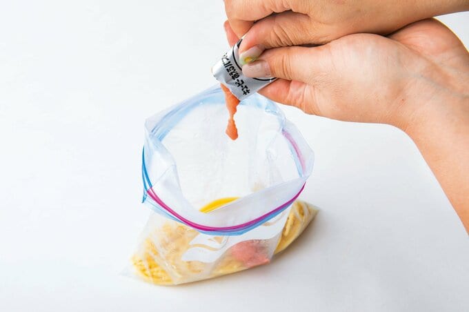 パスタソースを注ぐ