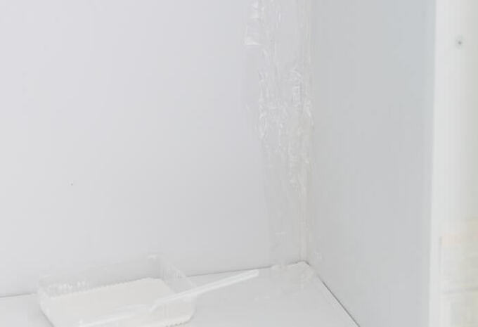 スプーンなどを使ってジェルを塗ります