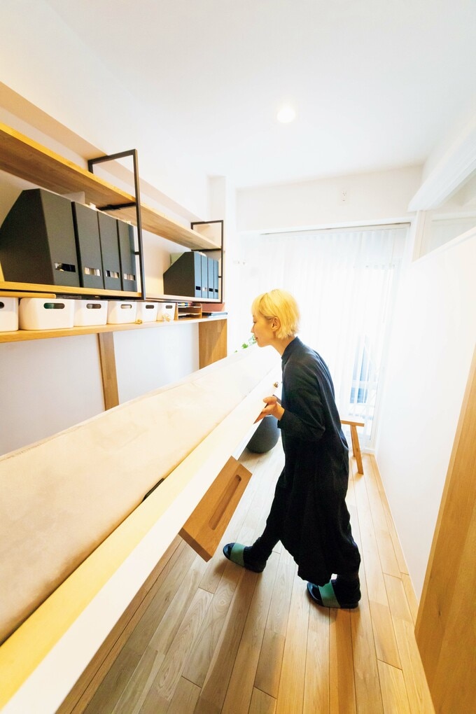 ベッドからデスクにする作業