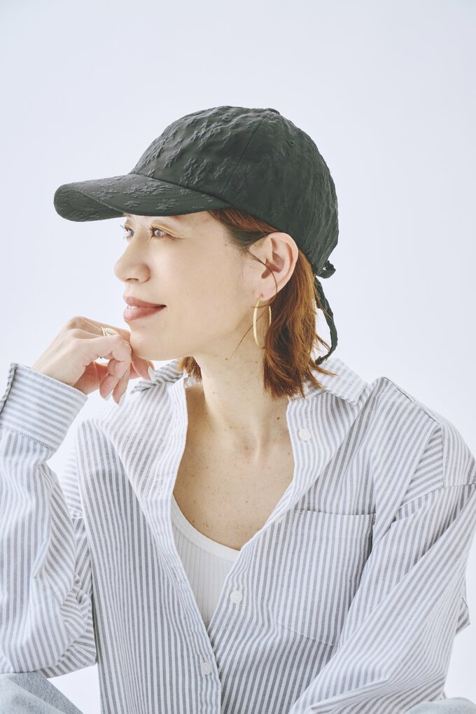 帽子を被った横顔の女性