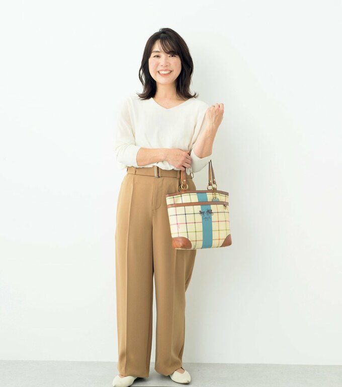 透け感のあるVネックでヘルシーな印象になった横田かおりさんのコーデ