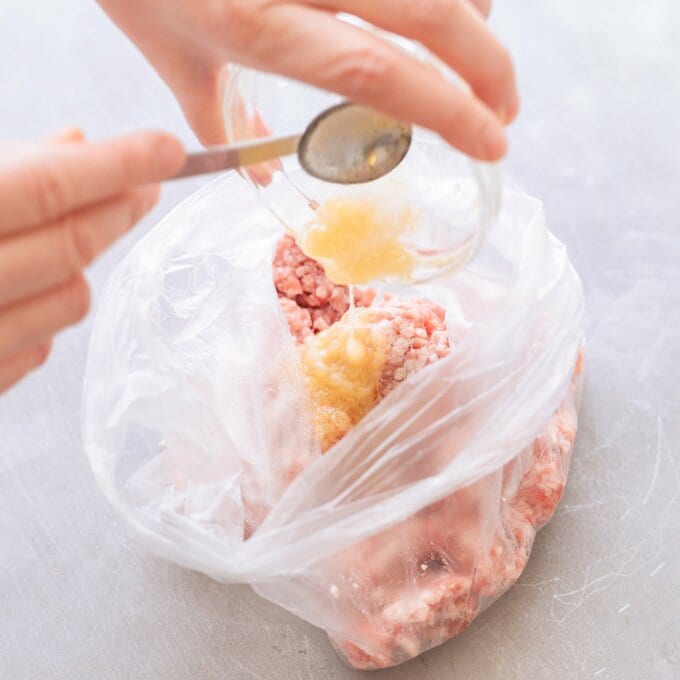 ひき肉に調味料を混ぜる