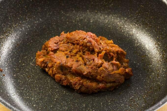 フライパンにカレー粉とガラムマサラ