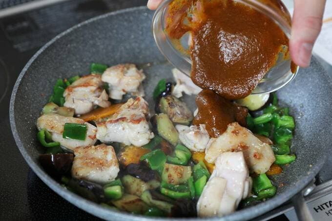 調味料を加える様子