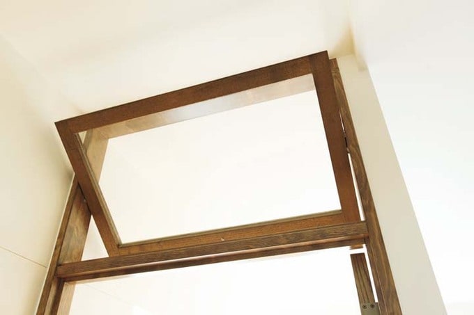 寝室扉の上部に設置した横すべり出し窓