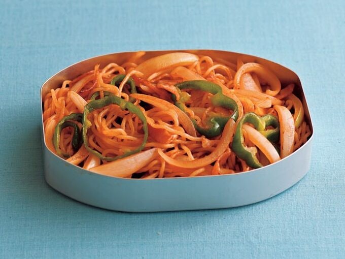 中華麺でつくるナポリタン