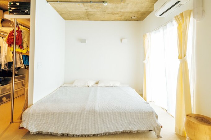 ふたつの個室をつなげた広々とした寝室