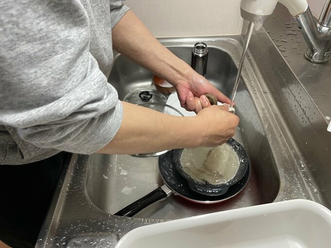 皿洗いをする夫