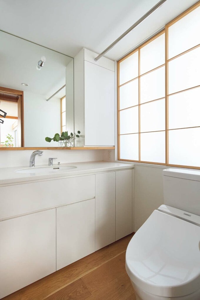 洗面室と一体化したトイレ