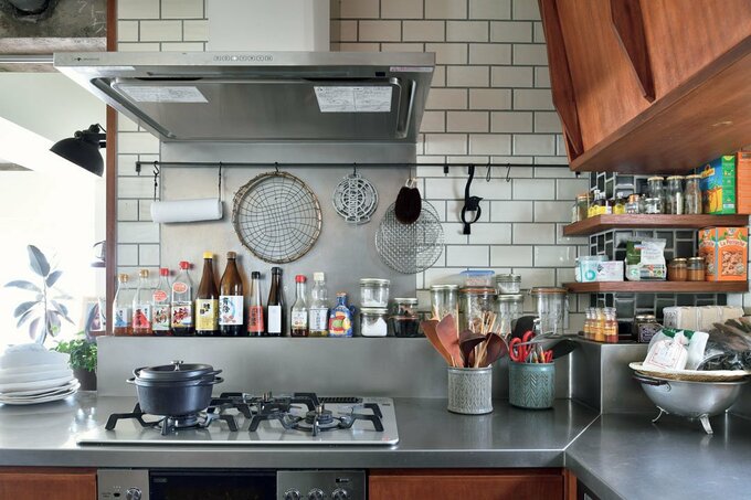 キッチンコンロの上に黒のお鍋