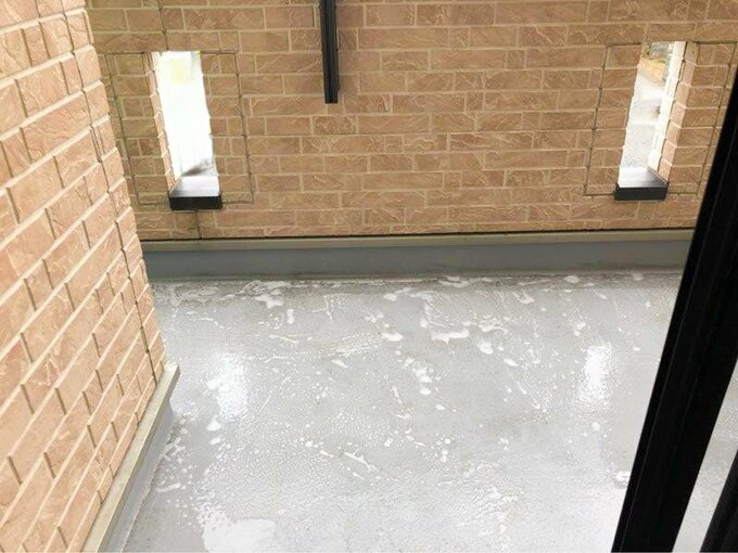 ベランダ掃除中の写真