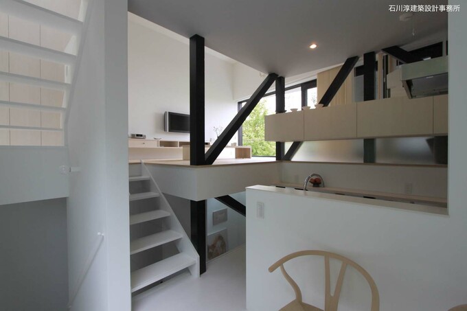 ダイニングの半層上にリビング・半層下にアトリエ