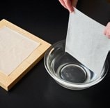 春巻きの皮を濡らすとこ