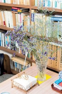 テーブルには花