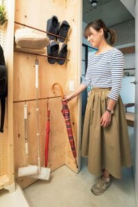 つっぱり棒で傘をひっかける