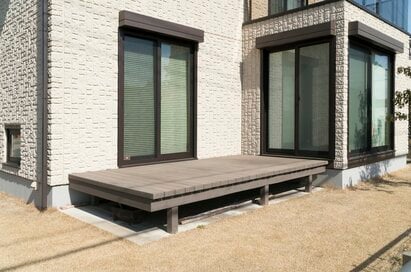 家づくりで後悔しない「ウッドデッキ」のつくり方。夏場でも快適に使えるコツ