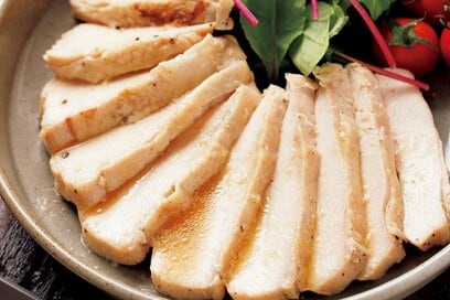 15分でつくる、究極の「しっとり鶏ハム」レシピ。鶏胸をレンチンするだけでやわらか～い！