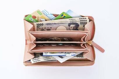 年100万円以上貯める人の財布。ムダ使いしないワケは？