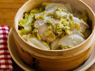 せいろ蒸しで簡単「しっとり塩こうじ蒸し鶏」レシピ。鶏胸がパサつかずジューシーに仕上がる