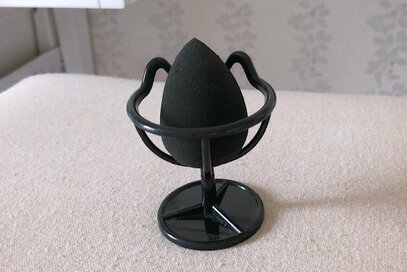 100円で買えるコスメ収納。置きづらいスポンジにも特等席が