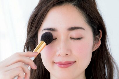 大人こそピンク色メイクを！くすみを払って明るい肌色に