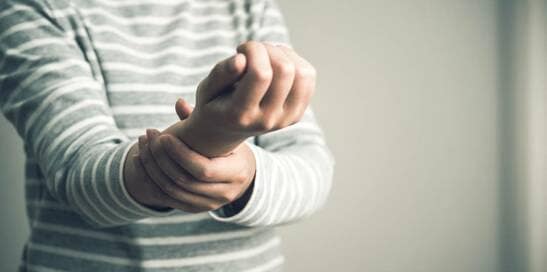 54歳、更年期障害はこうしてやってきた … 閉経とともに現れた手足の変化