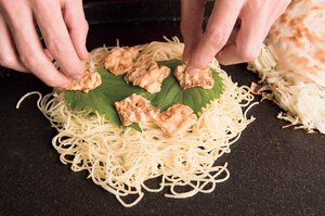 麺に青ジソとイカ天をのせる