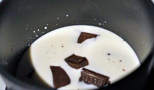 市販の板チョコレートと牛乳で、ホットチョコレートが簡単につくれます。