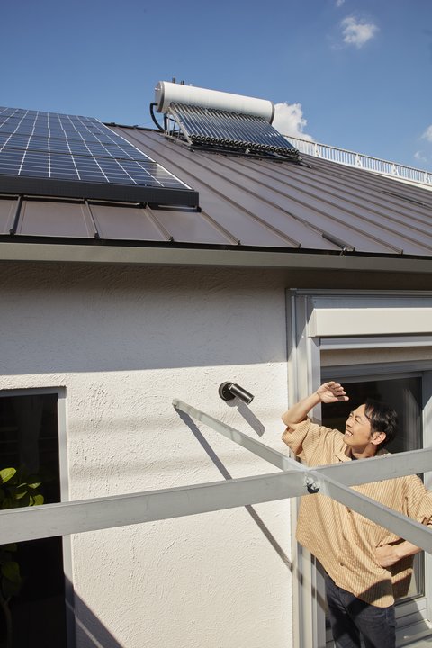 太陽光発電パネルと太陽熱温水器が設置された屋根