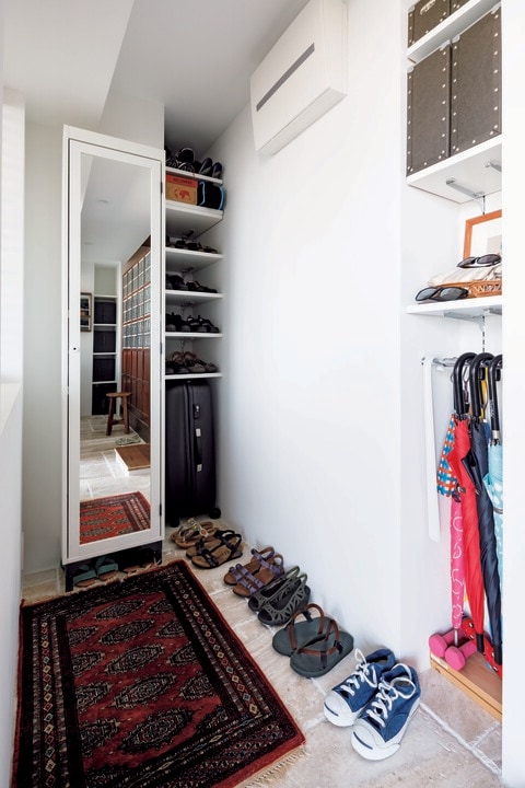 デッドスペースを活用して造作された棚