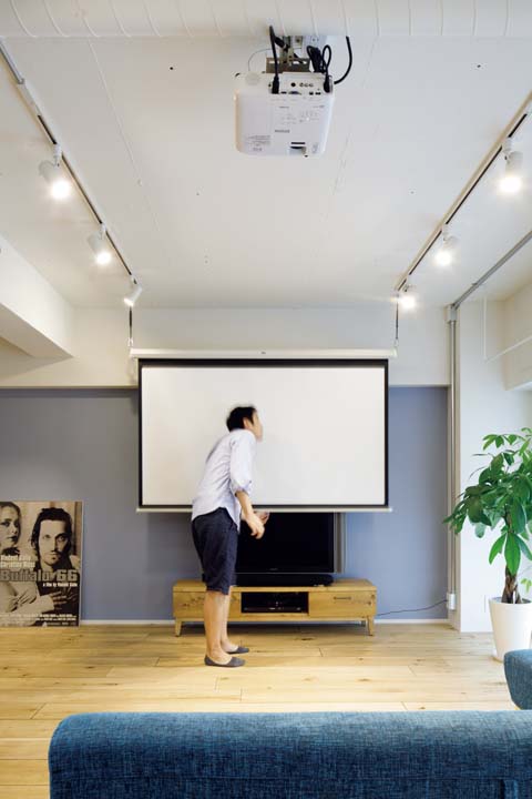 リビング天井のプロジェクターとスクリーン