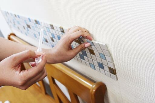 ピーリングウォーターでタイルを剥がす