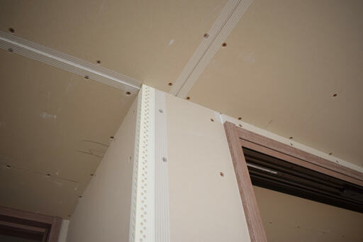 下地テープが張られた継ぎ目