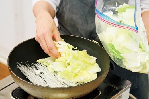 フライパンに春雨と野菜を入れる様子