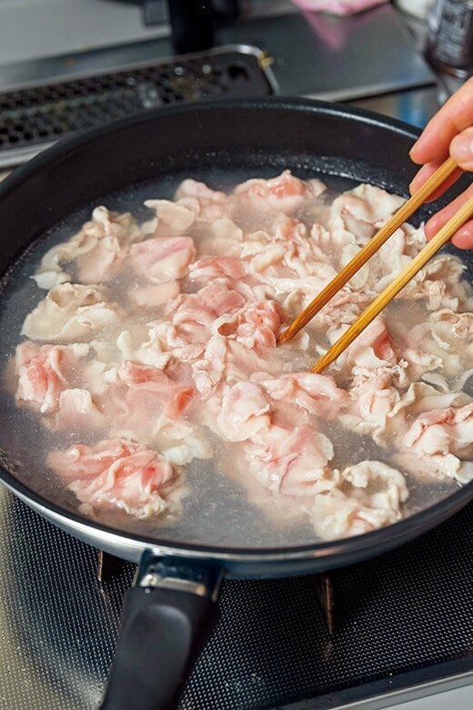 豚肉をゆでる