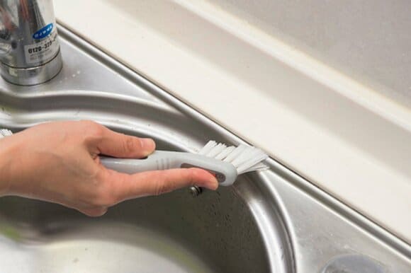 シンク内をスポンジで洗い、細かな部分は両面ブラシで洗う