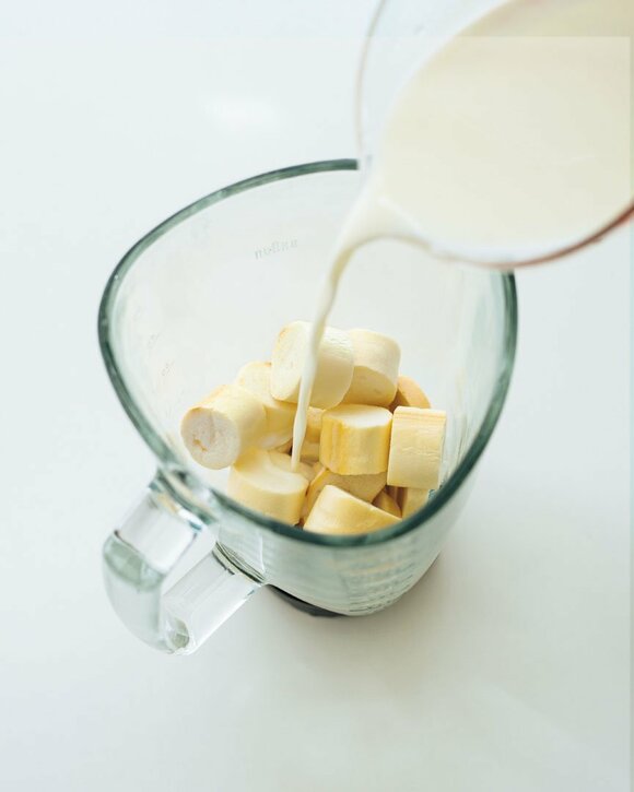 お麩に牛乳を注ぐ様子