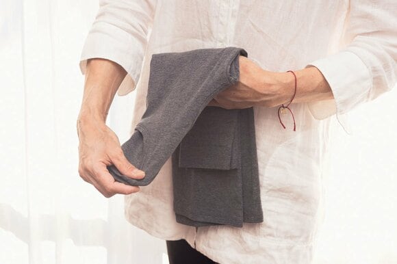 （3）身ごろを縦半分にたたみます。引き出しの大きさに合わせてさらに二～三つ折りに