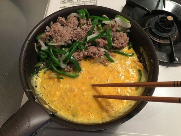 大きめの炒り卵をつくります。