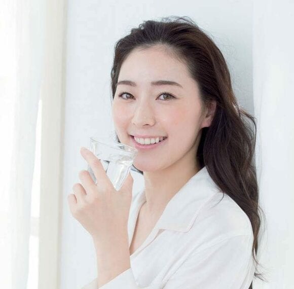 コップを持つ女性